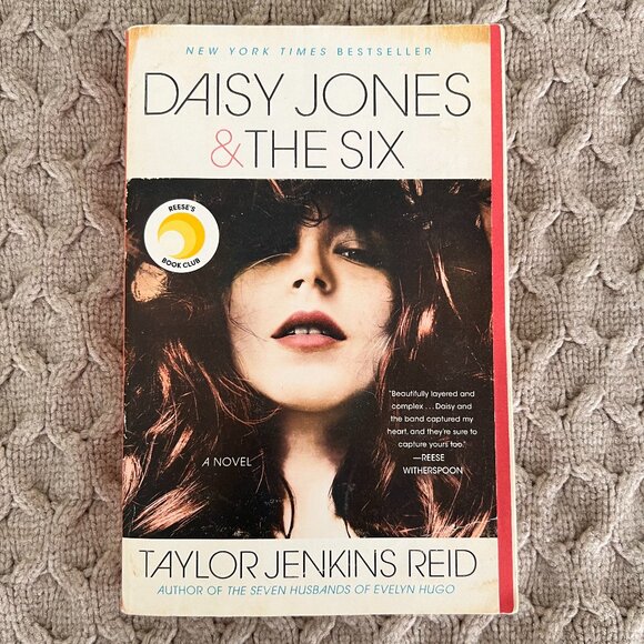 Daisy Jones & The Six by Taylor Jenkins Reid - Picture 1 of 2